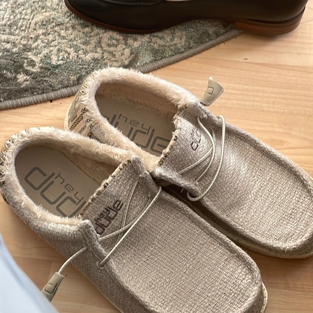 Hey Dudes Men’s size 9 (42) Worn once Excellent condition